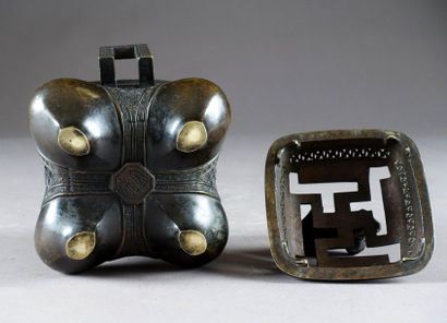 JAPON.
Quadrangular incense burner resting...