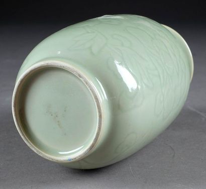 Vase Lanterne.
With incised floral decoration....