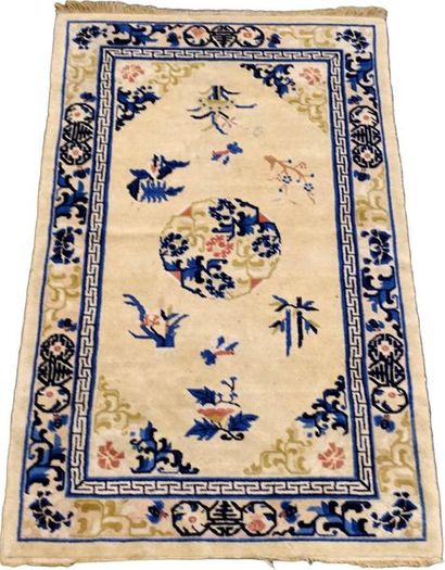 Carpette Chine.
Central medallion in an entourage...