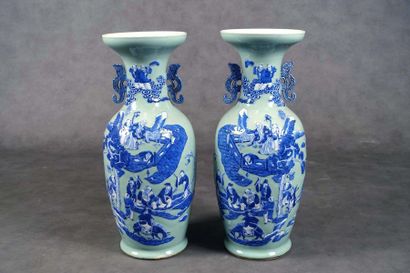 Paire de grands Vases.
A phoenix tail with...