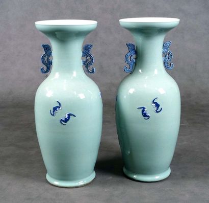 Paire de grands Vases.
A phoenix tail with...