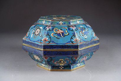 CHINE.
Large octagonal box decorated, on...