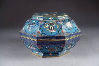 CHINE.
Large octagonal box decorated, on...