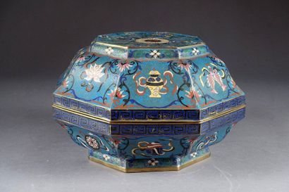CHINE.
Large octagonal box decorated, on...