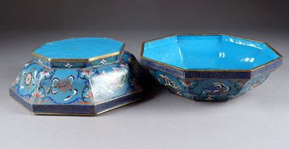 CHINE.
Large octagonal box decorated, on...