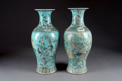 CHINE - XXe siècle.
Two baluster vases in...