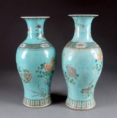 CHINE - XXe siècle.
Two baluster vases in...