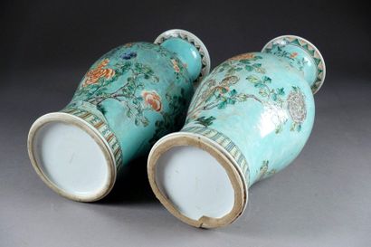 CHINE - XXe siècle.
Two baluster vases in...