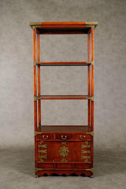 Etagère.
All-sided openwork and triple shelf....