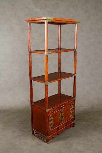 Etagère.
All-sided openwork and triple shelf....