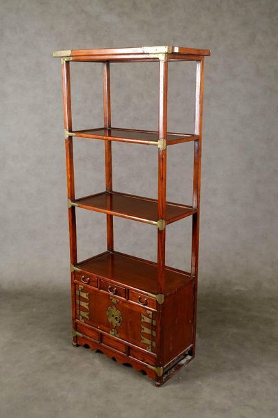 Etagère.
All-sided openwork and triple shelf....