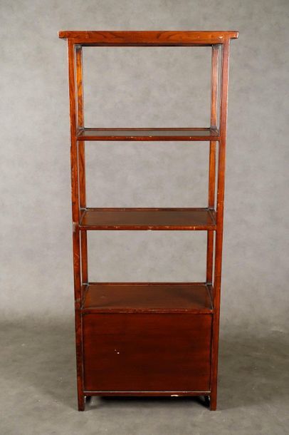 Etagère.
All-sided openwork and triple shelf....