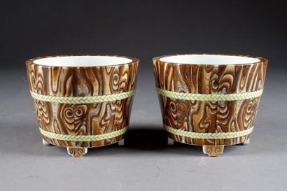 Rare paire de Jardinières et leurs dormants.
Each...