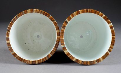 Rare paire de Jardinières et leurs dormants.
Each...