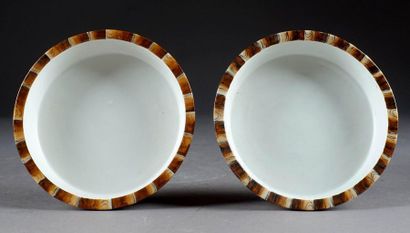 Rare paire de Jardinières et leurs dormants.
Each...