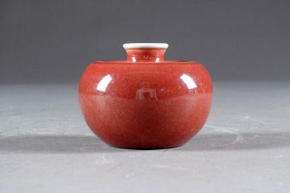 Pot à eau.
A small protruding mouth. Porcelain...