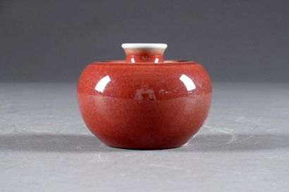 Pot à eau.
A small protruding mouth. Porcelain...