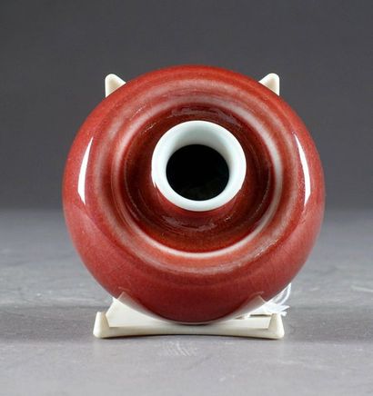 Pot à eau.
A small protruding mouth. Porcelain...