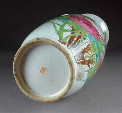 Vase en queue de Phénix.
Ring handle. Decoration...