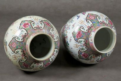 Edmé Samson et Cie.
Pair of very large Qianlong...