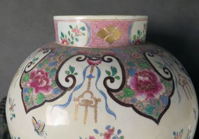 Edmé Samson et Cie.
Pair of very large Qianlong...