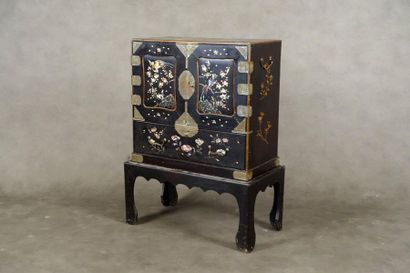 Petit Cabinet.
Entirely black lacquered with...