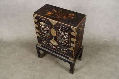 Petit Cabinet.
Entirely black lacquered with...
