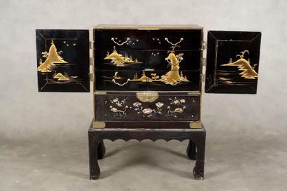Petit Cabinet.
Entirely black lacquered with...