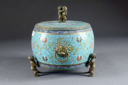 Boîte de Forme tambour.
With three ring holds...