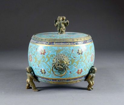Boîte de Forme tambour.
With three ring holds...