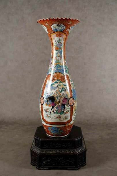 Kutani.
Large pear-shaped palace vase. With...