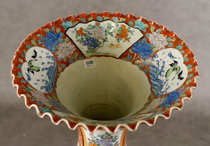Kutani.
Large pear-shaped palace vase. With...