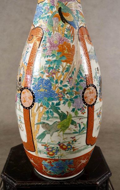 Kutani.
Large pear-shaped palace vase. With...