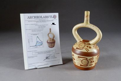 Culture Mochica.
Stirrup vase with tubular...