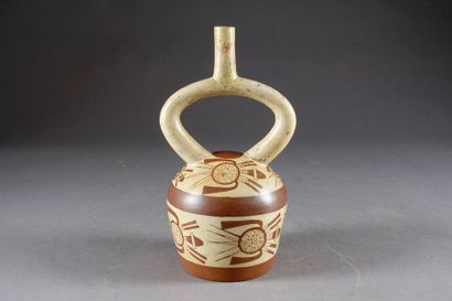 Culture Mochica.
Stirrup vase with tubular...