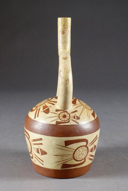 Culture Mochica.
Stirrup vase with tubular...