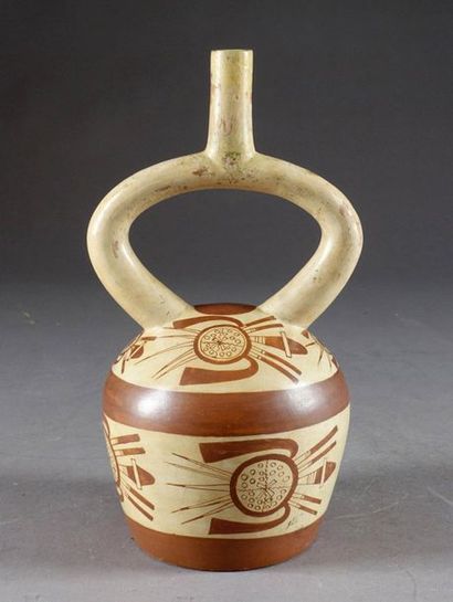 Culture Mochica.
Stirrup vase with tubular...