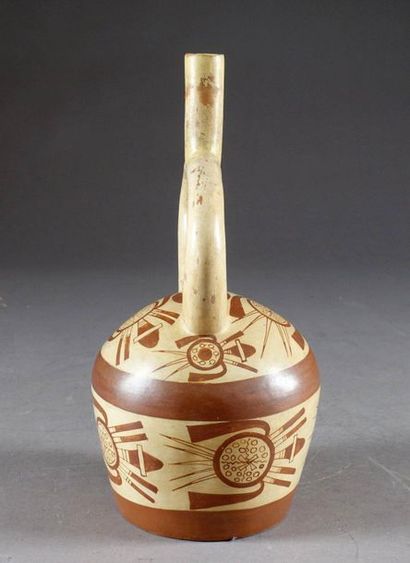 Culture Mochica.
Stirrup vase with tubular...