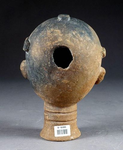 Culture Akan.
Stylized memory head with half-closed...