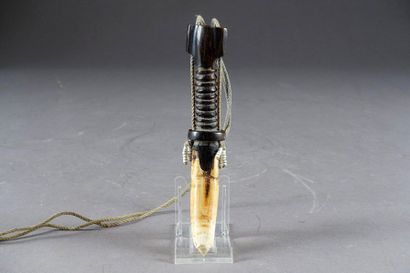 Flacon à priser.
Carved wood and mammal tooth...