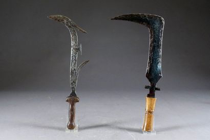 Deux Couteaux Mangbetu.
Sickle blade. One...