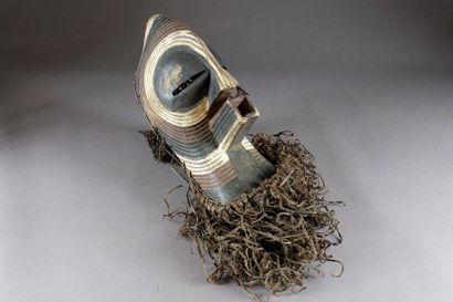 Masque Kifwébé.
With a face full of furrows....