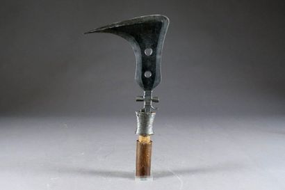 Couteau Mangbetu.
With curved sickle blade,...