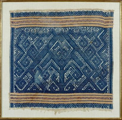 Trois Tissus “Tampan“.
Geometrically patterned....