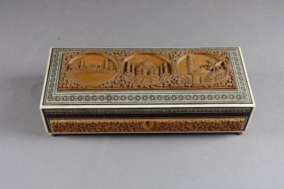 Coffret rectangulaire.
The carved lid, in...