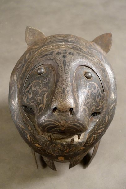 Grand Lion.
With removable head with cut...