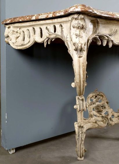 Grande Console d’applique.
Topped with a...