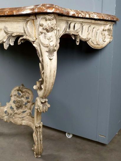 Grande Console d’applique.
Topped with a...