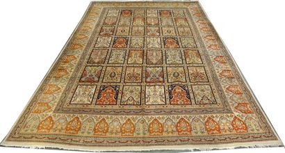 Tapis de Palais Tebriz.
It features forty-two...
