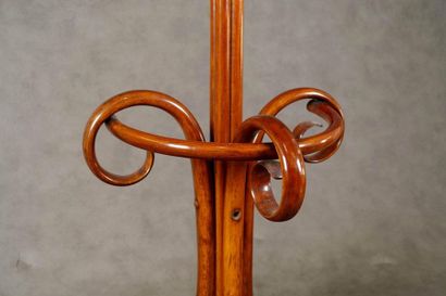 Portemanteau.
With six fully curved hooks....